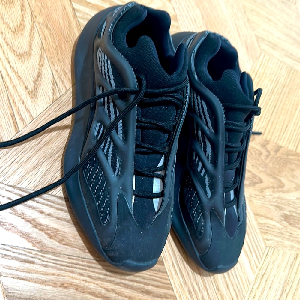 AUTHENTIC MENS YEEZYS BLACK SNEAKERS SIZE 9.5